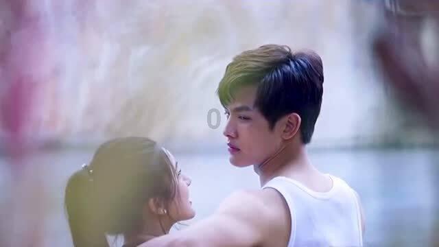 王毅划下红线，美专机突降台北，不到24小时，18架军机逼近台海